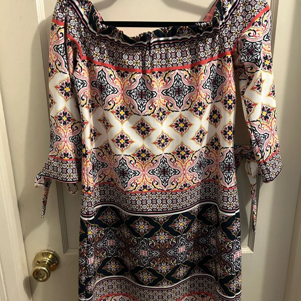 Vince Camuto tie sleeves